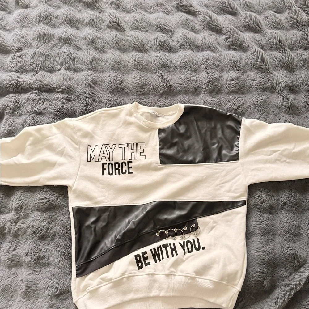 Black and White Graphic Sweatshirt Size L
